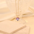Élégant collier doré avec pendentif étoile dégradé violet et bleu sur socle en pierre - Violet Clair
