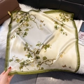 Dettaglio di foulard quadrato in seta con motivi floreali vintage e bordi verde scuro - Giallo Verde (W-481-Yellow Green)