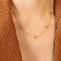 Golden daisy flower chain necklace in titanium steel for a trendy feminine look - Gold