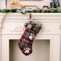 Rote und graue karierte Weihnachtssocke mit Kunstfellbesatz und weißen Pfotenstickereien - Pfoten-Stil