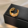 Dettaglio dell'anello multistrato placcato oro 18 carati con perle e pietre di zircone - Aperto Regolabile / Oro (Placcato Oro 18K)