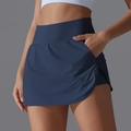 Detail van de zijzak en hoge taille op de donkerblauwe verkoelende tennisrok-short - S / Marineblauw