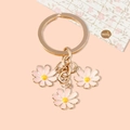 Tres llaveros de margarita rosa con anillos de metal dorado y decoración de tarjeta floral - Rosa