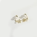 Elegante goldene Blumenohrringe mit weißen Perlen und funkelnden Zirkoniasteinen - Gold Perlenblume