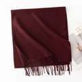 Sciarpa rosso scuro effetto cashmere con frange eleganti, scialle autunnale tinta unita - Senza Etichetta / Rosso Ciliegia