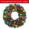 Couronne de Noël 60cm avec pommes de pin, baies rouges et guirlande LED multicolore - Style Lumière Multicolore / 60CM