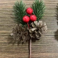 Ramo natalizio artificiale con bacche rosse e pigne per decorazioni fai-da-te festive - Doppie Pigne