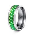 Dettaglio dell'anello in acciaio al titanio con intarsio foglia verde e finitura argento - US 6 / Argento/Foglia Verde