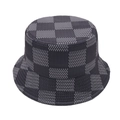 Dettaglio cappello alla pescatora grigio con motivo a scacchi e trama del tessuto - Quadri Nero-Grigio