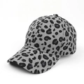 Dettaglio del cappellino in velluto a coste leopardato grigio con cuciture e visiera curva - Regolabile (55-60cm) / Grigio