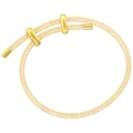 Detalle de pulsera de malla dorada con cierre deslizante ajustable y acabado de oro de 18K - Dorado