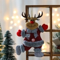Decorazione renna di Natale in rosso, grigio e marrone appesa a uno scaffale di legno - Stile Alce