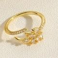 Detalle del anillo ajustable bañado en oro con espigas de trigo y circonitas sobre tela - Espiga de Trigo Circonita Blanca / Dorado