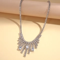 Détail du collier pull à pompons argentés avec zircone coupe émeraude et strass - Collier à Gland en Zircon / Argenté