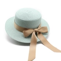 Dettaglio di un cappello paglia verde menta con nastro beige e fiocco laterale decorativo - M (56-58cm) / Verde Menta