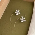 Silberne Blumen-Ohrhänger mit langen Haken und realistischer Zirkonia-Textur - Fünfblättrige Blume Lange Hakenohrringe (Ohrhaken-Silberblume)