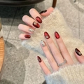 Detailansicht von roten Cat-Eye-Nägeln mit 3D-Blumensteinen und feinem Glitzer - XS/Kurzes Oval