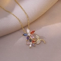 Gouden bloemenketting met gekleurde zirkonia-stenen op luxe zijden achtergrond - Goud