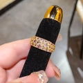 Goldener Ring mit mehrfarbigen lila und rosa Kristallen auf schwarzem Ständer - 18K Vergoldeter Dreischichtiger Zirkonia Stil