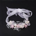 Detail von floralem Stirnband mit weißen Organzabändern und Perlen auf schwarzem Grund - Handgelenk-Corsage / Rosa