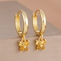 Détail de boucles d'oreilles papillon dorées à l'or 18 carats avec zircons brillants - Boucles d'oreilles pendantes papillon (Y27359) / Ensemble deux pièces / Or-Jaune