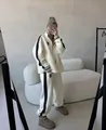 Tuta in maglia crema con strisce laterali marroni e logo orso per l'autunno inverno - S / Bianco