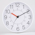 Minimalistische 30cm leise Wanduhr aus Kunststoff mit großen Ziffern und orangem Zeiger - Weiß