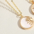 Dettaglio della collana con ciondolo sole dorato e madreperla con punta di zircone - Collana a Conchiglia Sole