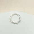 Anello in argento con trama di vite intrecciata e design minimalista in filo intrecciato - Stile 05 (Intreccio Twist Argenteo)