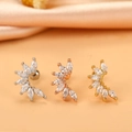 Vue détaillée de trois boucles d'oreilles croissant de lune avec oxydes de zirconium - Lune (8#) / Argenté