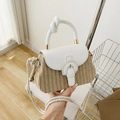 Minimalistische Strohhandtasche in Naturfarbe mit weißem PU-Lederknotengriff und Klappe - Weiß