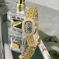 Vista dettagliata dell'orologio al quarzo ovale dorato di lusso con strass e riflesso - Colore Oro Nero