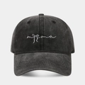 Dettaglio cappello da baseball vintage nero lavato con ricamo mama e fiocco bianco - Nero
