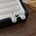 Détail de boucles d'oreilles perles aile de papillon dans un coffret à bijoux - Style 16 (Or-Blanc)