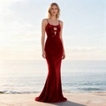 Robe longue élégante en velours bordeaux avec nœuds décoratifs et coupe ajustée - S / Rouge