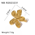 Dettaglio anello fiore dorato con trama martellata e dimensioni di 3,0 cm - Aperto Regolabile / Stile Fiore a Cinque Petali Martellato (NB-R2023231)
