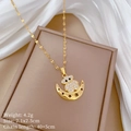 Details van een gouden maan-beer ketting met afmetingen 2,1x2,5cm en gewicht 4,2g - Goud