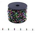 Detail einer bunten Metallic-Mini-Weihnachtslichterkette auf einer schwarzen Spule - Grüne Basis - Mehrfarbig