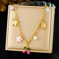 Pulsera de dijes dorados con perlas vintage, cerezas y colgantes de mariposa en cojín - Estilo Dorado Con Múltiples Dijes (N3768)