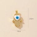 Detailansicht der goldenen Hamsa-Hand mit blauem Auge und Maßen 2,8cm x 1,6cm - 0371-8/Herz Blaues Auge Hamsa