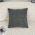 Detailopname van donkergrijze corduroy kussenhoes textuur op witte bouclé stof achtergrond - Donkergroen