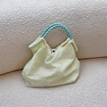Dettaglio della borsa tote in tela ricamata con fiori e manici in corda intrecciata - Petalo di Chiffon Verde
