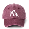 Détail d'une casquette de baseball bordeaux délavée avec broderie blanche Mr. et cœur - Taille unique / Bordeaux