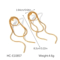 Detailansicht der 18k vergoldeten Edelstahl-Ohrringe mit Maßen von 8,2 cm und 4,6 g Gewicht - Schlangenknochen-Kettenquasten-Stil (HC-E10857)