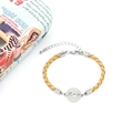 Dettaglio bracciale in pelle intrecciata gialla con incisione Mom e chiusura regolabile - Giallo