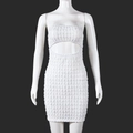Detail van witte nauwsluitende mini-jurk met uitsnijding in de taille en reliëfstof - S / Wit