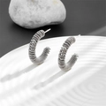 Orecchini a cerchio a C in acciaio al titanio argento con design a corda testurizzata - Orecchini con Texture a Spirale a C / Argento