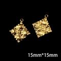 Detailansicht goldener 18k Edelstahl-Anhaenger mit Reliefmustern und 15mm Abmessungen - 15mm Rhombus-Blütenblatt