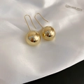 Boucles d'oreilles boules dorées minimalistes avec finition polie sur soie blanche - Crochet Sphère en Or Lisse (54#)