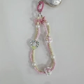 Dettaglio del ciondolo per telefono con perline rosa e beige e motivi a cuore e fragola - Cuore Dipinto a Mano Fiore